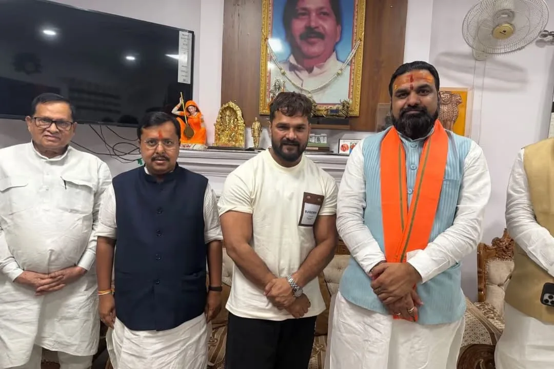 खेसारी लाल यादव और बीजेपी नेताओं की मुलाकात से बिहार की राजनीति में हलचल, अटकलों पर अभिनेता ने तोड़ी चुप्पी