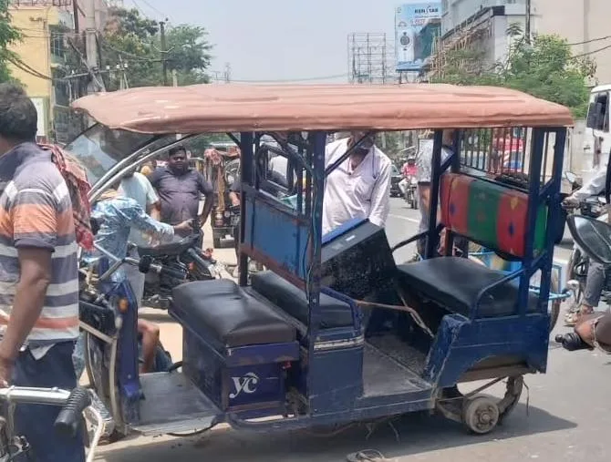 भागलपुर के तिलकामांझी चौक पर तेज रफ्तार टोटो का खुला पहिया: चालक समेत तीन लोग गंभीर रूप से घायल, निजी अस्पताल में भर्ती 1 भागलपुर के तिलकामांझी चौक पर तेज रफ्तार टोटो का खुला पहिया: चालक समेत तीन लोग गंभीर रूप से घायल, निजी अस्पताल में भर्ती