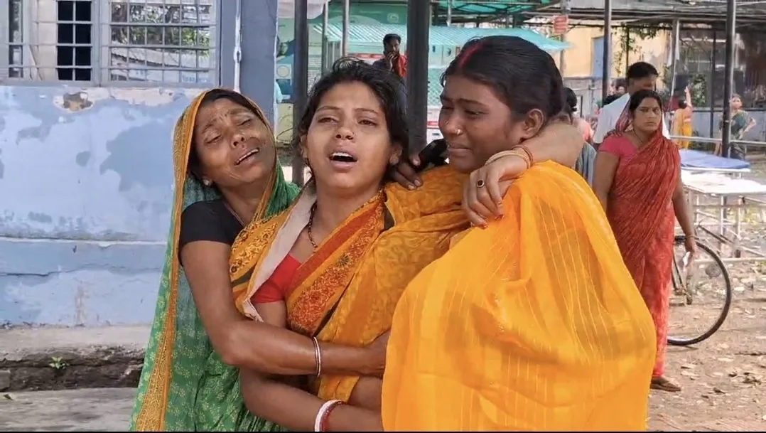 भागलपुर में आंधी-तूफान का कहर: सैकड़ों पेड़ गिरे, ब्लैकआउट से थमा जनजीवन, झोपड़ी ढहने से एक की मौत