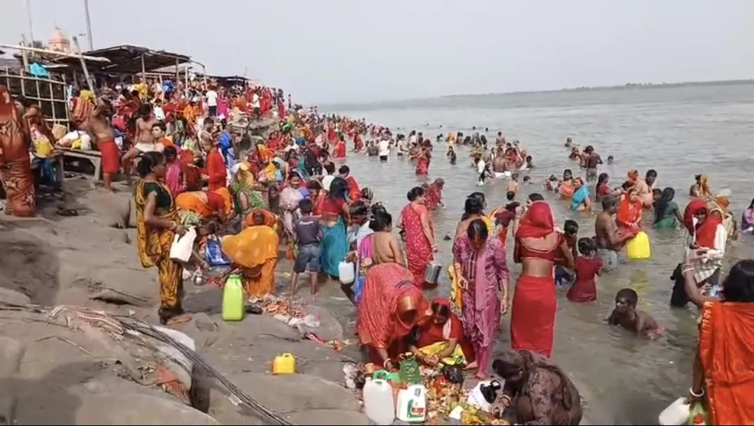 गंगा दशहरा पर अजगैविनाथ धाम में उमड़ा आस्था का सैलाब, उत्तरवाहिनी गंगा में हजारों श्रद्धालुओं ने लगाई पवित्र डुबकी