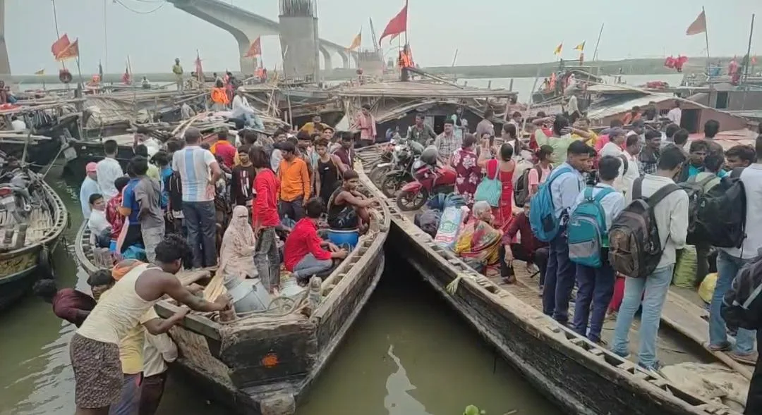 विक्रमशिला सेतु में खराबी के बाद बदली भागलपुर की तस्वीर: नावों के सहारे गंगा पार कर रहे हजारों लोग, घाटों पर लौटी रौनक 1 विक्रमशिला सेतु में खराबी के बाद बदली भागलपुर की तस्वीर: नावों के सहारे गंगा पार कर रहे हजारों लोग, घाटों पर लौटी रौनक