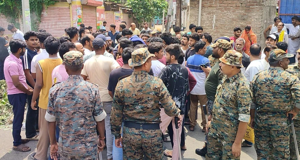भागलपुर में बिजली-पानी संकट पर फूटा लोगों का गुस्सा, सड़क जाम कर किया प्रदर्शन