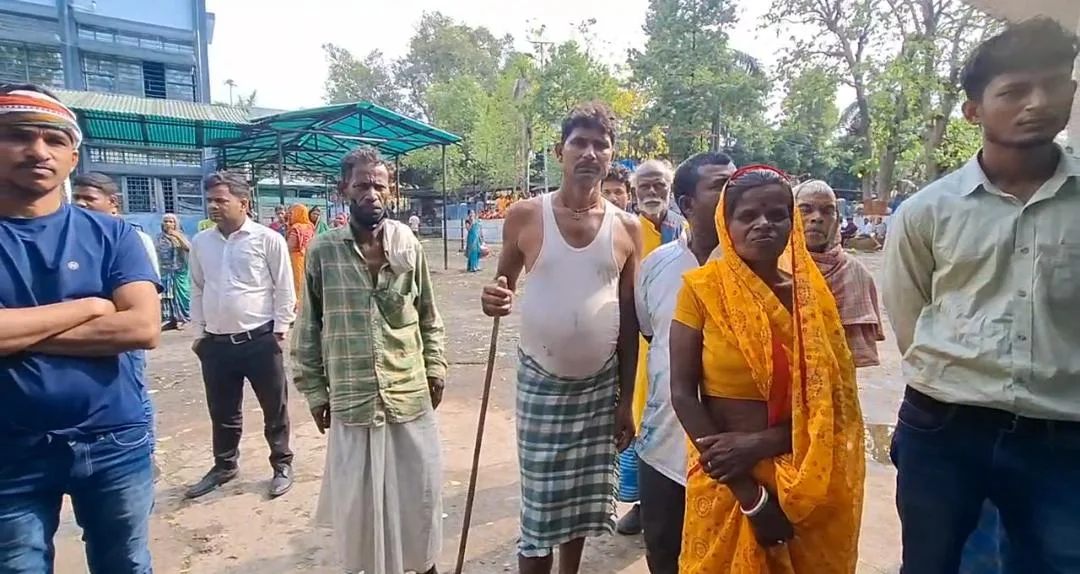 भागलपुर में दर्दनाक सड़क हादसा: तेज रफ्तार हाईवा की टक्कर से फेरी करने वाले युवक की मौत, दो बच्चों के सिर से उठा पिता का साया