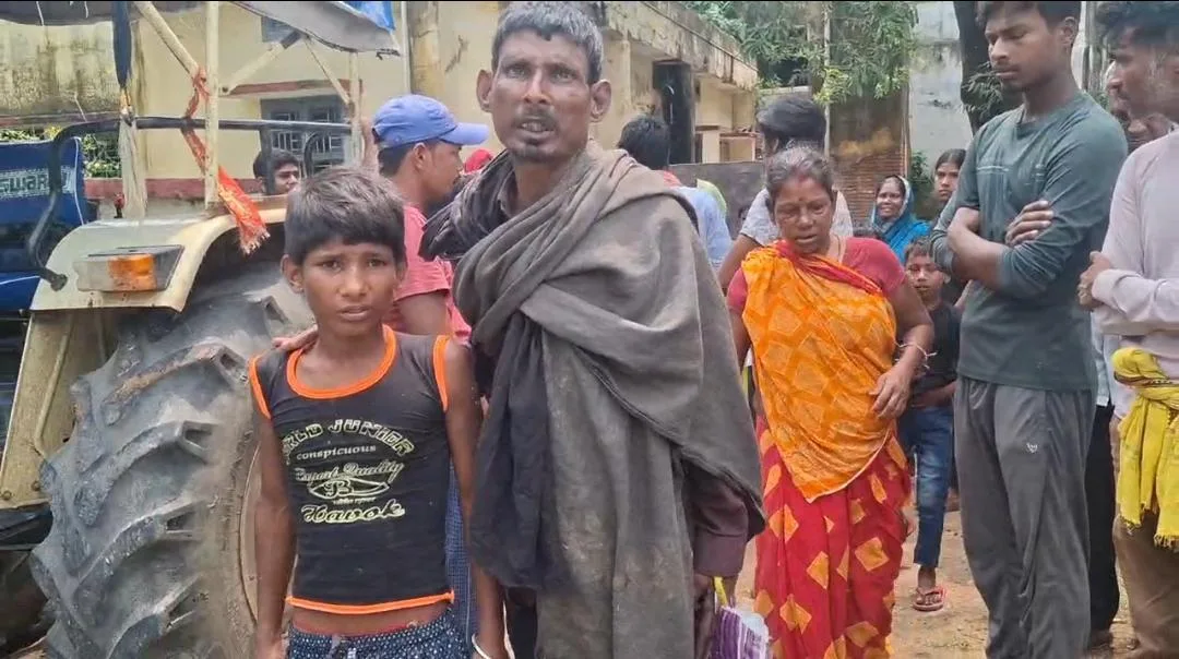भागलपुर में दर्दनाक हादसा: आंधी-बारिश के दौरान झोपड़ी पर गिरा बिजली का खंभा, महिला की मौत 1 भागलपुर में दर्दनाक हादसा: आंधी-बारिश के दौरान झोपड़ी पर गिरा बिजली का खंभा, महिला की मौत