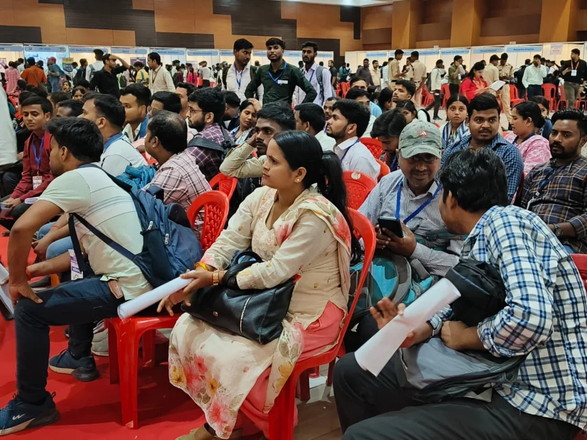 पटना के राज्य स्तरीय रोजगार मेले में उमड़ी युवाओं की भीड़, दूसरे दिन 3659 अभ्यर्थियों को मिला नौकरी का अवसर 1 पटना के राज्य स्तरीय रोजगार मेले में उमड़ी युवाओं की भीड़, दूसरे दिन 3659 अभ्यर्थियों को मिला नौकरी का अवसर