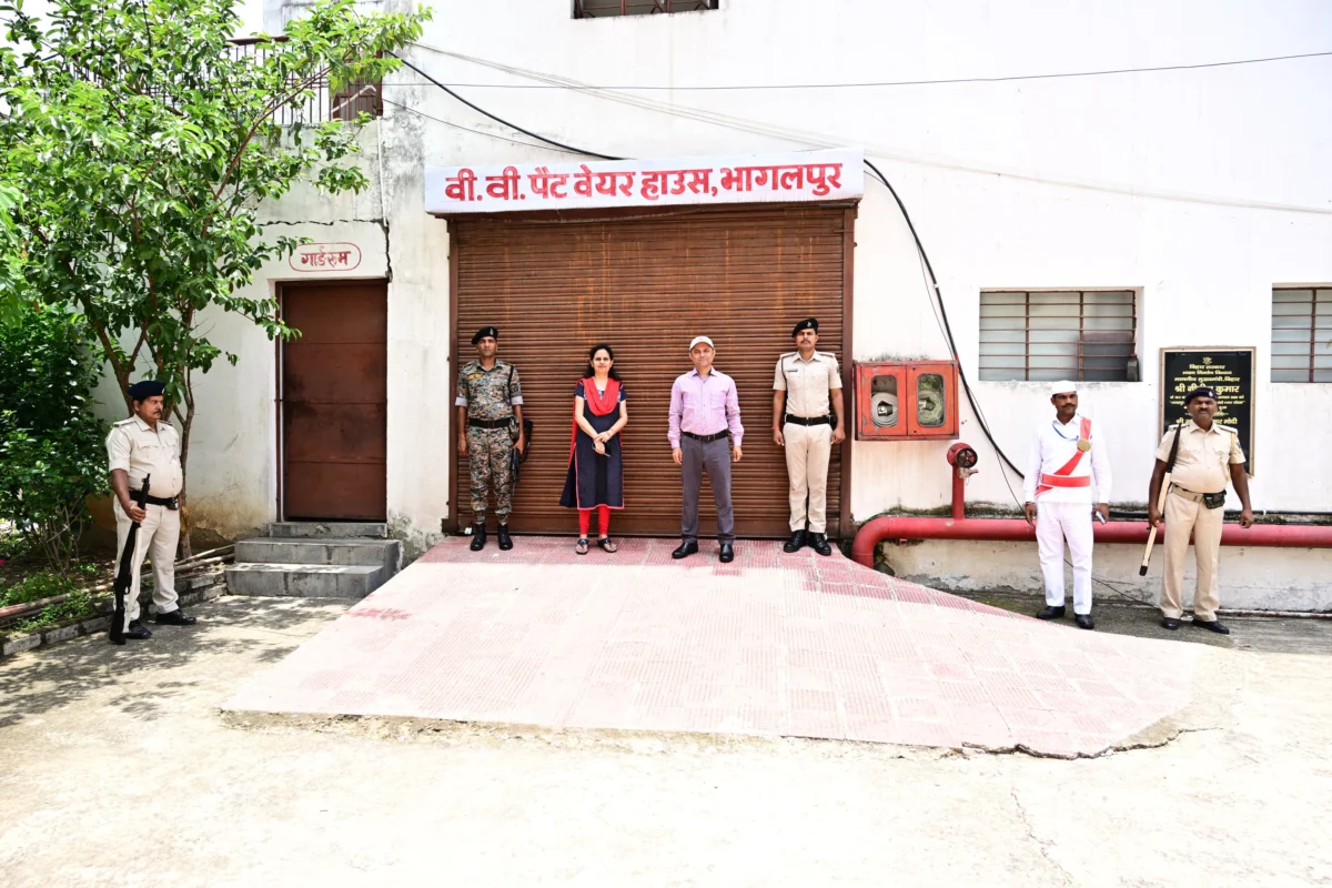 भागलपुर में डीएम ने किया ईवीएम-वीवीपैट वेयरहाउस का निरीक्षण: सुरक्षा व्यवस्था और निर्वाचन तैयारियों की हुई समीक्षा 1 भागलपुर में डीएम ने किया ईवीएम-वीवीपैट वेयरहाउस का निरीक्षण: सुरक्षा व्यवस्था और निर्वाचन तैयारियों की हुई समीक्षा