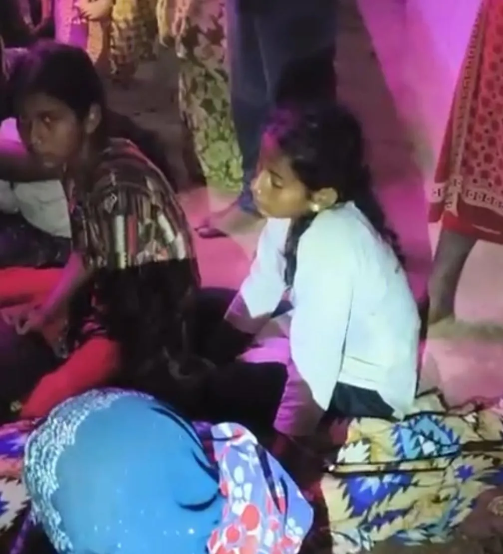 भागलपुर में आंधी का कहर: रघुनी टोला में आम का विशाल पेड़ गिरने से बुजुर्ग महिला की मौत, गांव में पसरा मातम 1 भागलपुर में आंधी का कहर: रघुनी टोला में आम का विशाल पेड़ गिरने से बुजुर्ग महिला की मौत, गांव में पसरा मातम