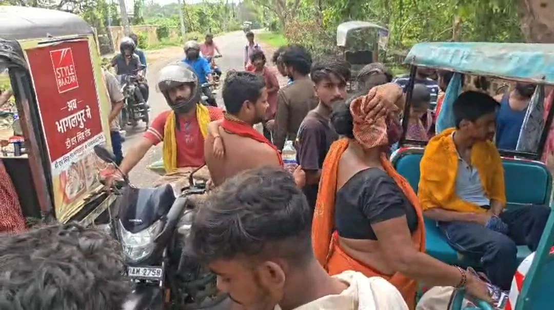 भागलपुर में बड़ा सड़क हादसा: बाइक सवार को बचाने के प्रयास में पलटा ई-रिक्शा, चालक गंभीर रूप से घायल