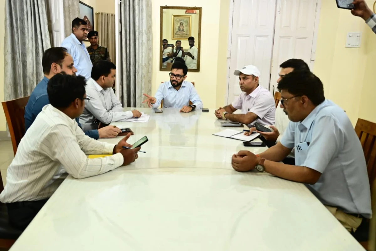 भागलपुर बिजली संकट पर बड़ा प्रशासनिक एक्शन: हेलीकॉप्टर से पहुंचे विद्युत विभाग के एमडी राहुल कुमार, डीएम संग की हाई-लेवल समीक्षा 1 भागलपुर बिजली संकट पर बड़ा प्रशासनिक एक्शन: हेलीकॉप्टर से पहुंचे विद्युत विभाग के एमडी राहुल कुमार, डीएम संग की हाई-लेवल समीक्षा