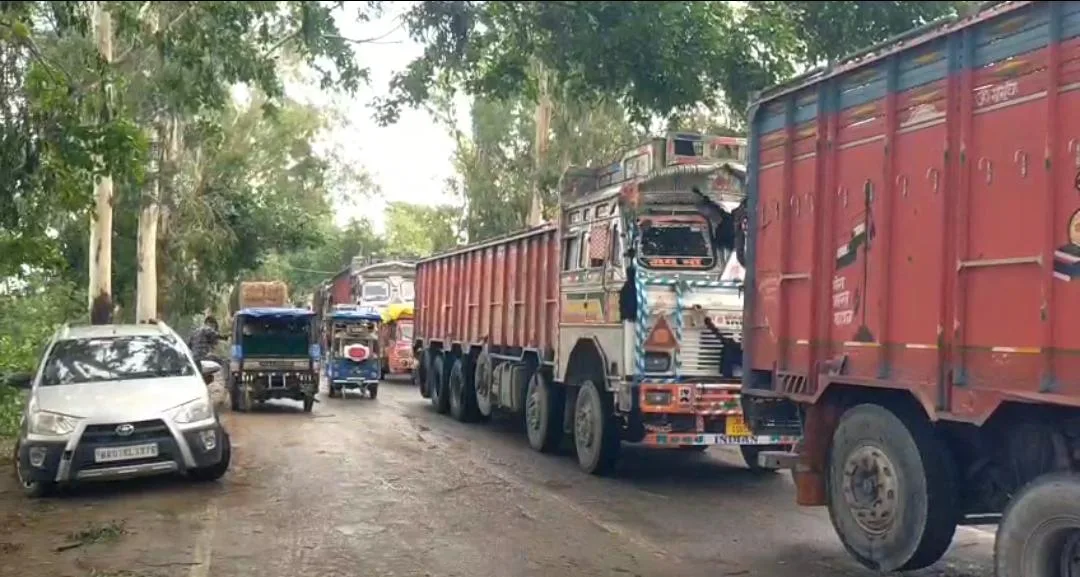 जगदीशपुर में आंधी-तूफान का कहर, सड़क जाम से लेकर बिजली गुल तक लोगों की जिंदगी हुई प्रभावित 1 जगदीशपुर में आंधी-तूफान का कहर, सड़क जाम से लेकर बिजली गुल तक लोगों की जिंदगी हुई प्रभावित