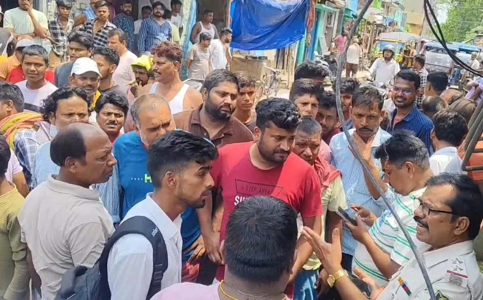 72 घंटे से बिजली गुल होने पर फूटा लोगों का गुस्सा, रेलवे अंडरपास के पास सड़क जाम कर किया प्रदर्शन 1 72 घंटे से बिजली गुल होने पर फूटा लोगों का गुस्सा, रेलवे अंडरपास के पास सड़क जाम कर किया प्रदर्शन