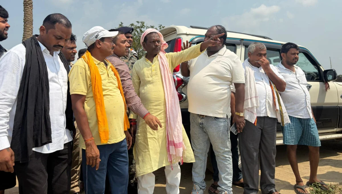 सबौर के ममलखा में बाढ़ कटावरोधी कार्यों का सांसद अजय मंडल ने किया निरीक्षण, अधिकारियों को दिए सख्त निर्देश 1 सबौर के ममलखा में बाढ़ कटावरोधी कार्यों का सांसद अजय मंडल ने किया निरीक्षण, अधिकारियों को दिए सख्त निर्देश