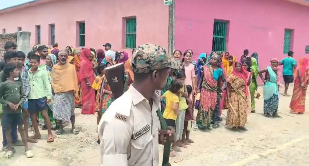 बरैनी पोखर पर कब्जे की कोशिश के बीच प्रशासन की बड़ी कार्रवाई: अतिक्रमण हटाने पहुंचे अधिकारियों पर हमला, 28 लोग गिरफ्तार