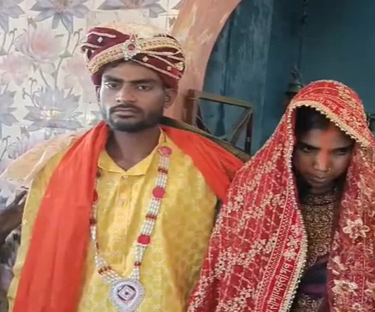 प्रेम प्रसंग का अनोखा अंत: ग्रामीणों की सहमति से मंदिर में हुई शादी 1 प्रेम प्रसंग का अनोखा अंत: ग्रामीणों की सहमति से मंदिर में हुई शादी