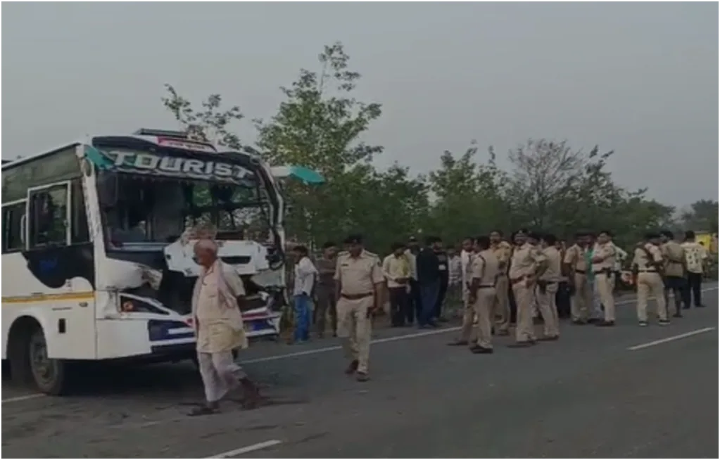 रोहतास में भीषण सड़क हादसा: बरातियों की गाड़ी में कंटेनर ने मारी टक्कर, 5 की मौत, 10 घायल