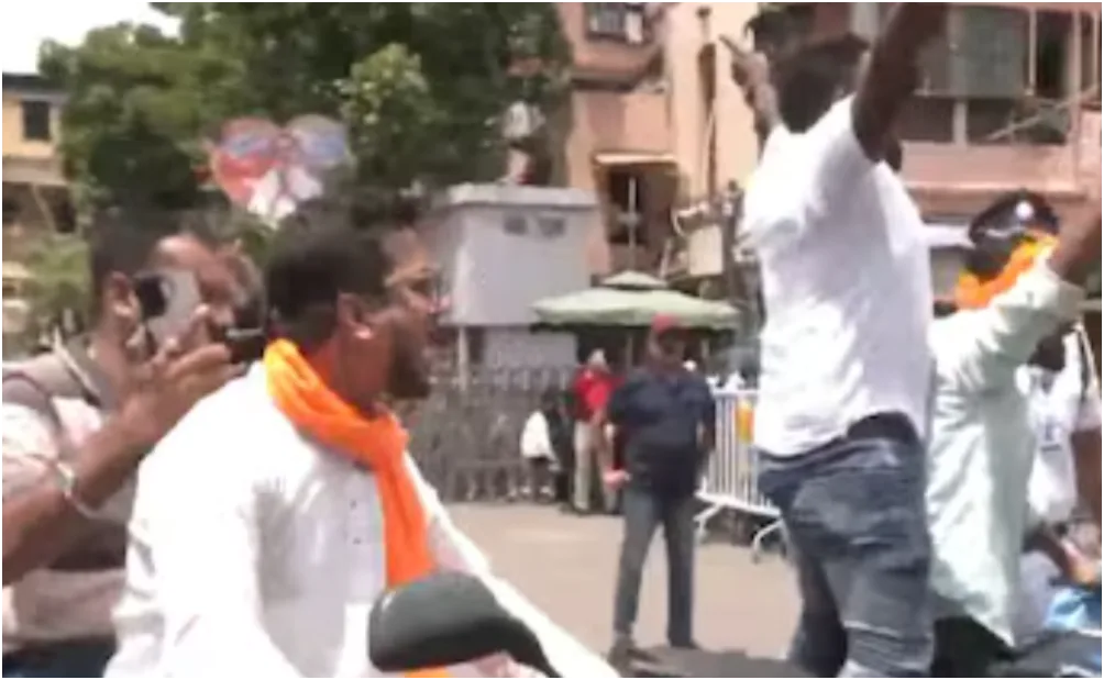 VIDEO: जीत के बाद ममता बनर्जी के आवास के बाहर BJP कार्यकर्ताओं का जश्न, गूंजा ‘जय श्री राम’