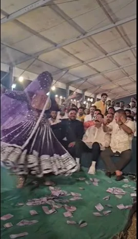 गोपालगंज में अनंत सिंह के स्वागत में लहराए गए हथियार, वायरल वीडियो से मचा हड़कंप 2 गोपालगंज में अनंत सिंह के स्वागत में लहराए गए हथियार, वायरल वीडियो से मचा हड़कंप
