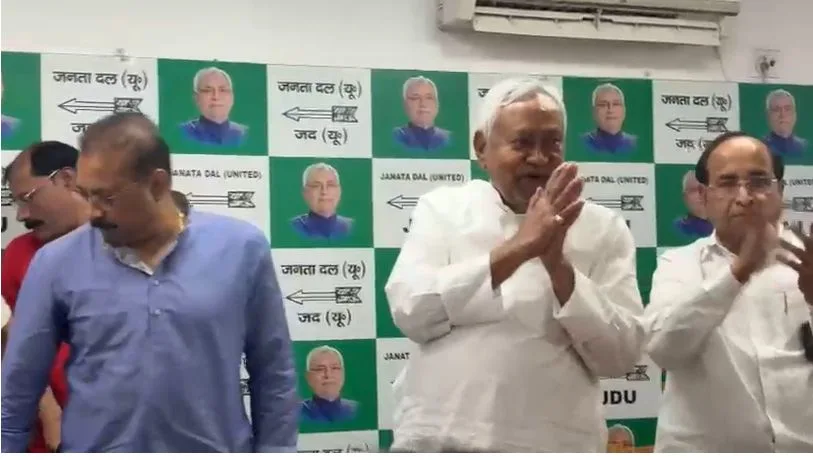 पटना के गांधी मैदान में 7 मई को होगा भव्य शपथ ग्रहण, अचानक JDU दफ्तर पहुंचे नीतीश कुमार 3 पटना के गांधी मैदान में 7 मई को होगा भव्य शपथ ग्रहण, अचानक JDU दफ्तर पहुंचे नीतीश कुमार