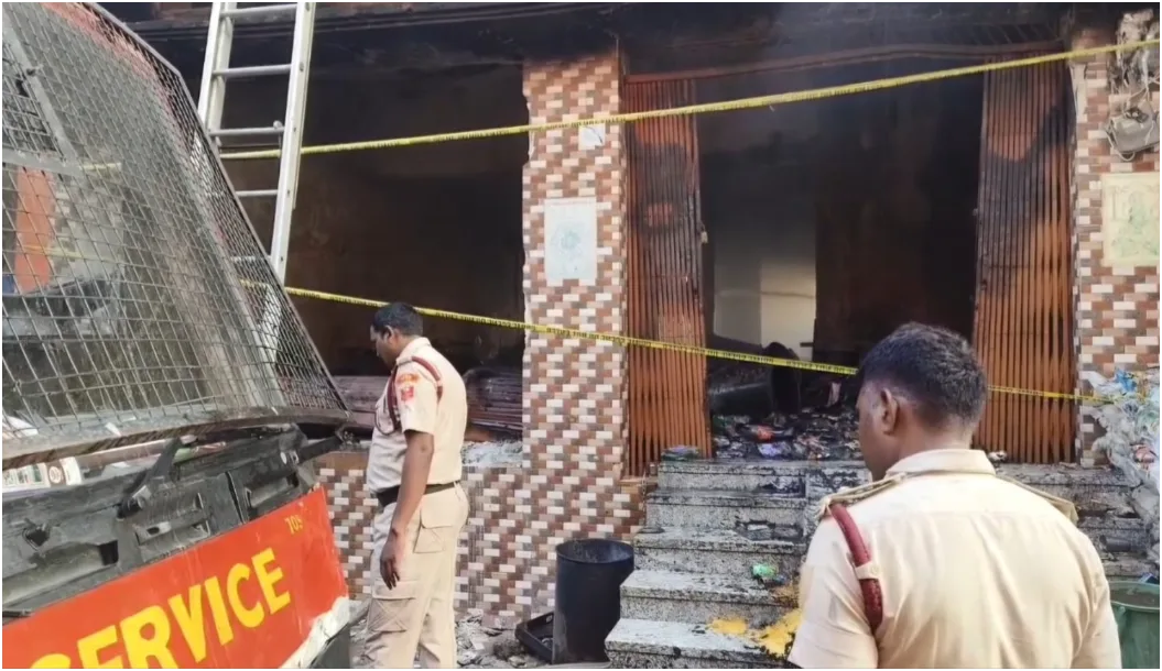 पूर्वी चंपारण में भीषण आग से तीन लोगों की दर्दनाक मौत, दो मासूम बच्चों की जान जाने से गांव में मातम