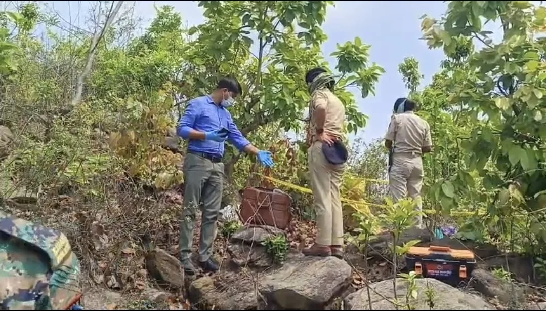 जमुई: झाझा के गहरीजोर जंगल में अज्ञात महिला का शव मिलने से हड़कंप; झाड़ियों में बिखरा मिला मंगलसूत्र और नकदी, कातिल की तलाश में जुटी पुलिस