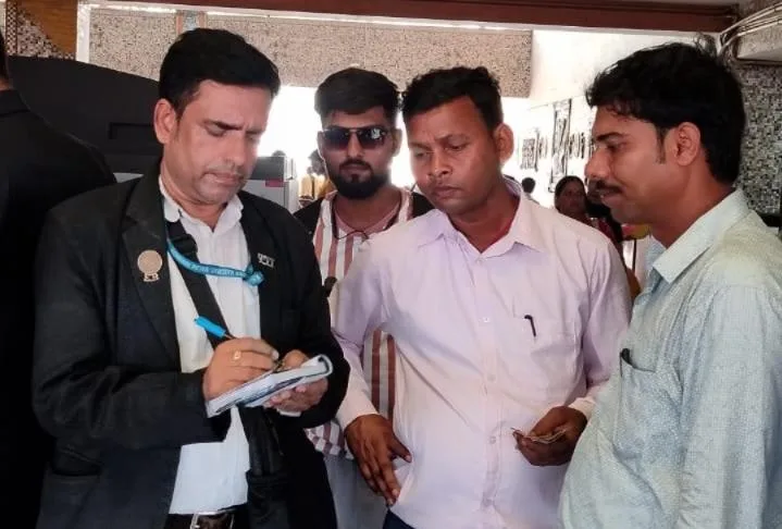 मालदा मंडल का बड़ा एक्शन: ट्रेनों में चला सघन टिकट जांच अभियान, एक दिन में वसूला गया ₹6.08 लाख जुर्माना 1 मालदा मंडल का बड़ा एक्शन: ट्रेनों में चला सघन टिकट जांच अभियान, एक दिन में वसूला गया ₹6.08 लाख जुर्माना