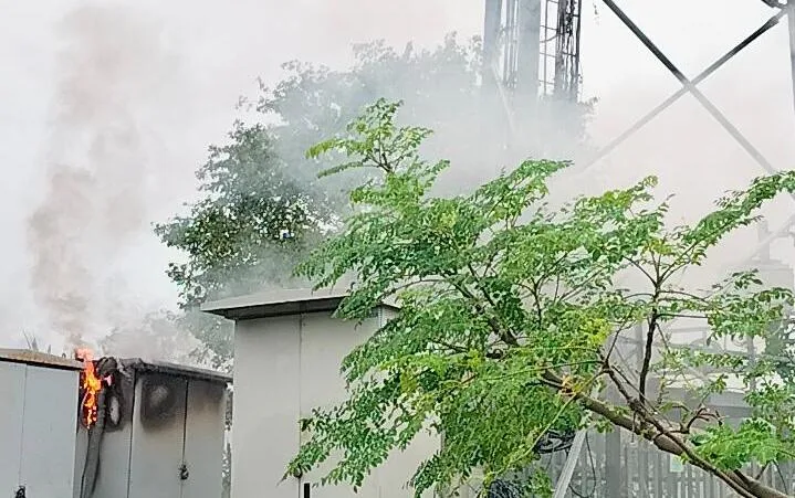 भागलपुर के मुरहन गांव में जिओ टावर में भीषण आग: शॉर्ट सर्किट से भड़की लपटों में जले तकनीकी उपकरण, 10 गांवों की नेटवर्क सेवा प्रभावित