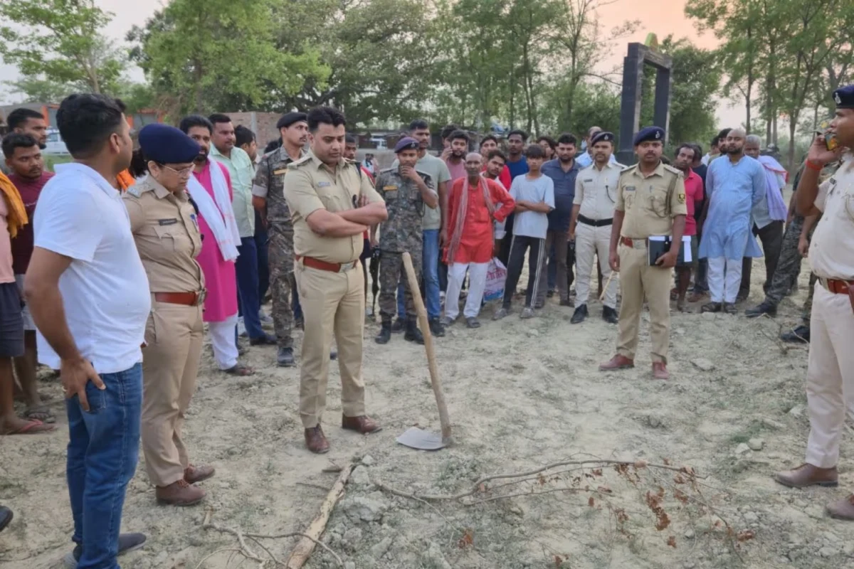 सीवान में जमीन विवाद ने लिया खूनी मोड़, नौतन के नारायणपुर में डबल मर्डर से दहला इलाका; जांच के लिए मौके पर पहुंचे एसपी 1 सीवान में जमीन विवाद ने लिया खूनी मोड़, नौतन के नारायणपुर में डबल मर्डर से दहला इलाका; जांच के लिए मौके पर पहुंचे एसपी