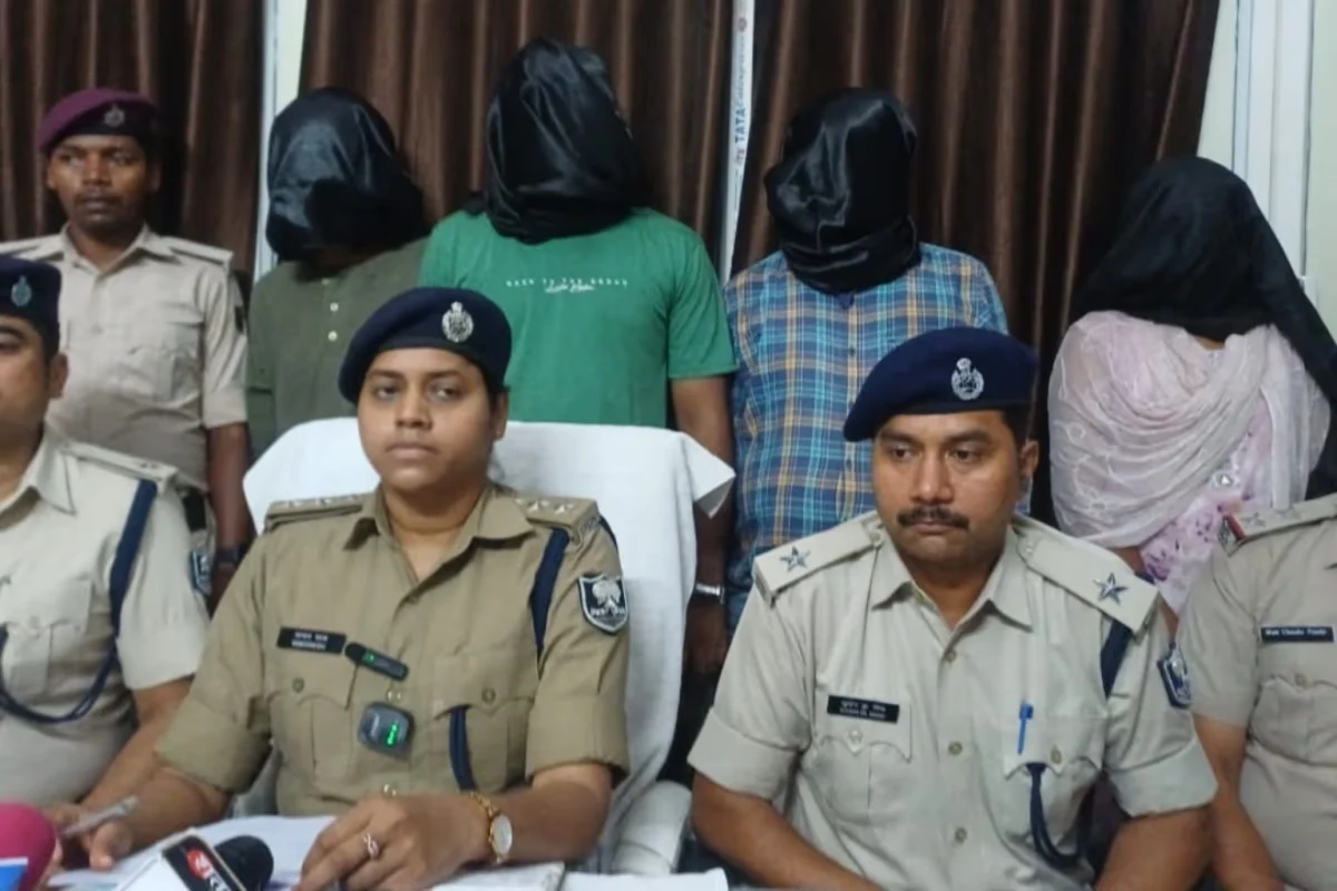 भागलपुर-एलटीटी एक्सप्रेस में शराब तस्करों का दुस्साहस: उत्पाद टीम से की झड़प, चेन पुलिंग कर भागे; जीआरपी ने चार को दबोचा