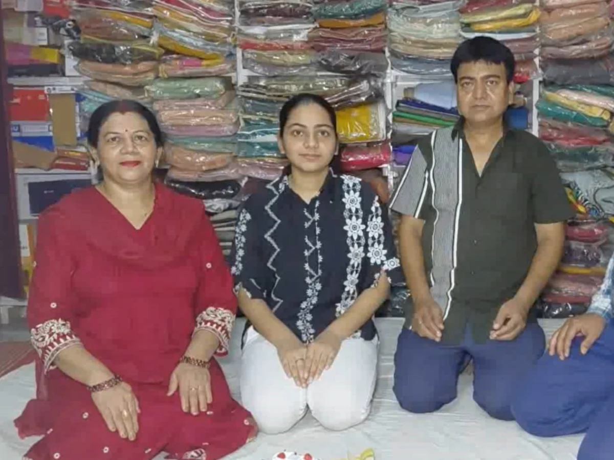 कपड़े की दुकान चलाने वाले की बेटी ने रचा इतिहास: CBSE 12वीं में 99.8% लाकर माही बनी बिहार टॉपर, पटना के रोहन और अतुल ने भी लहराया परचम 1 कपड़े की दुकान चलाने वाले की बेटी ने रचा इतिहास: CBSE 12वीं में 99.8% लाकर माही बनी बिहार टॉपर, पटना के रोहन और अतुल ने भी लहराया परचम