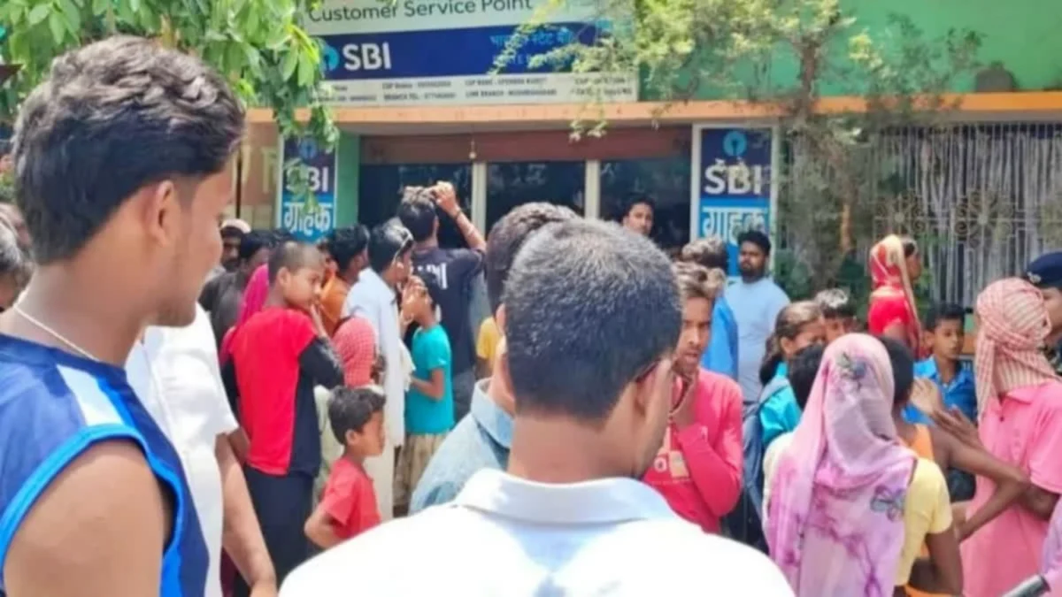 समस्तीपुर में दिनदहाड़े SBI सीएसपी में लूट, हथियारबंद बदमाश 5 लाख रुपये लेकर फरार; इलाके में दहशत 1 समस्तीपुर में दिनदहाड़े SBI सीएसपी में लूट, हथियारबंद बदमाश 5 लाख रुपये लेकर फरार; इलाके में दहशत