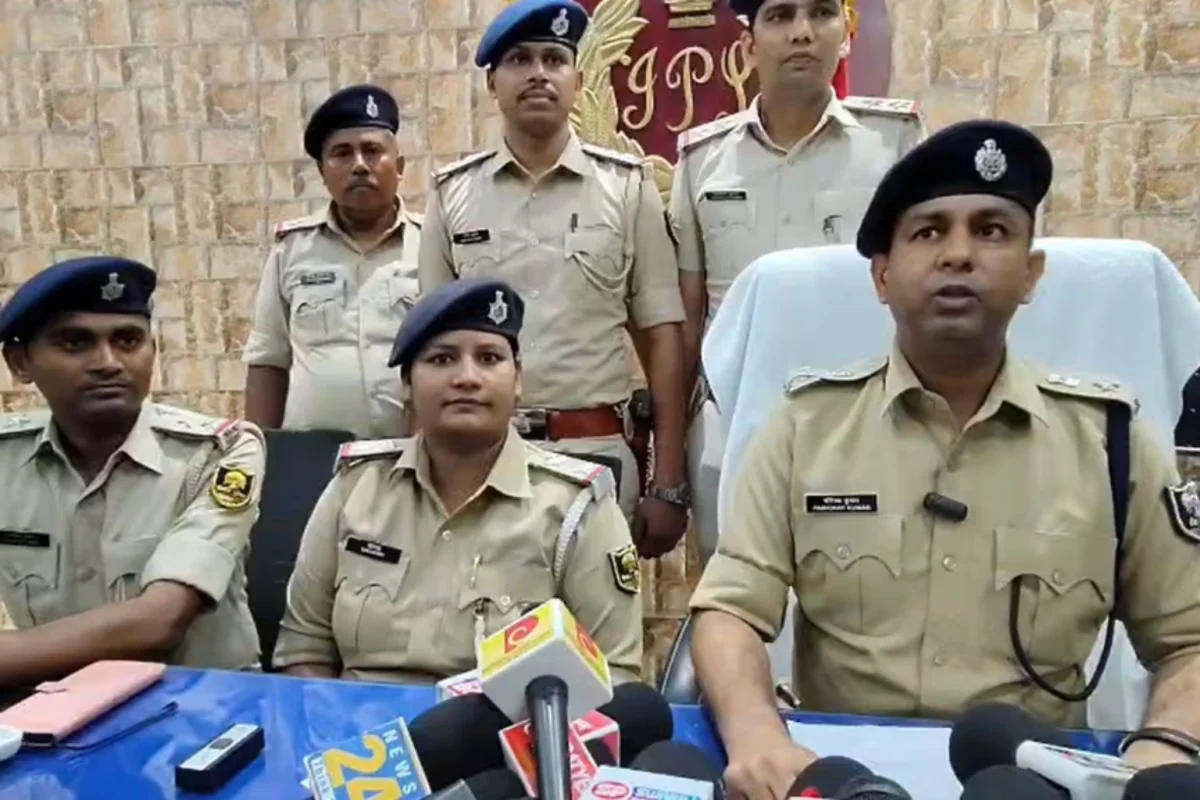 पटना ब्लैकआउट मर्डर केस का खुलासा, 15 दिन तक मजदूर बनकर करता रहा रेकी; नाबालिग शूटर समेत साजिश की पूरी कहानी आई सामने 1 पटना ब्लैकआउट मर्डर केस का खुलासा, 15 दिन तक मजदूर बनकर करता रहा रेकी; नाबालिग शूटर समेत साजिश की पूरी कहानी आई सामने