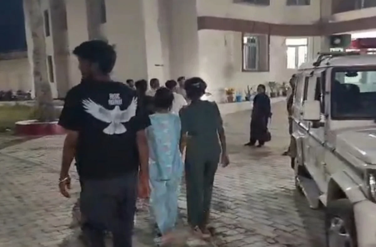 बेतिया में ऑर्केस्ट्रा की आड़ में मानव तस्करी का खुलासा, छापेमारी में 6 नाबालिग लड़कियां मुक्त; एक गर्भवती मिली 1 बेतिया में ऑर्केस्ट्रा की आड़ में मानव तस्करी का खुलासा, छापेमारी में 6 नाबालिग लड़कियां मुक्त; एक गर्भवती मिली