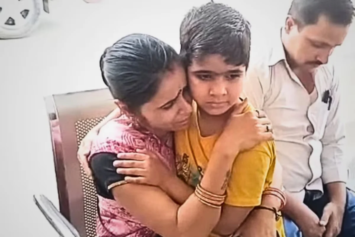 आद्विक किडनैपिंग केस में बड़ा खुलासा: 4 साल पहले मंदिर से चोरी हुआ शिवम मिला, मां-बेटे के मिलन ने सबको रुलाया 1 आद्विक किडनैपिंग केस में बड़ा खुलासा: 4 साल पहले मंदिर से चोरी हुआ शिवम मिला, मां-बेटे के मिलन ने सबको रुलाया