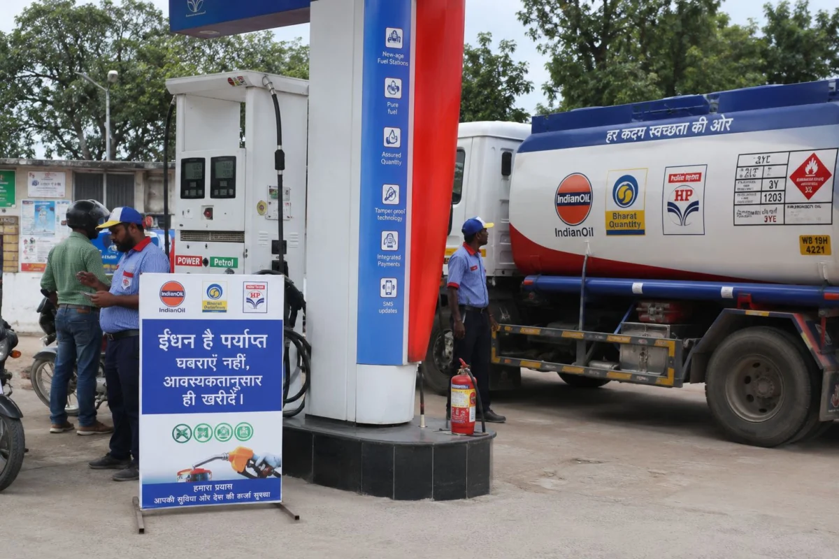 बढ़ती मांग के बीच तेल कंपनियों का बड़ा आश्वासन, देशभर में पेट्रोल-डीजल और एलपीजी की आपूर्ति सामान्य 1 बढ़ती मांग के बीच तेल कंपनियों का बड़ा आश्वासन, देशभर में पेट्रोल-डीजल और एलपीजी की आपूर्ति सामान्य