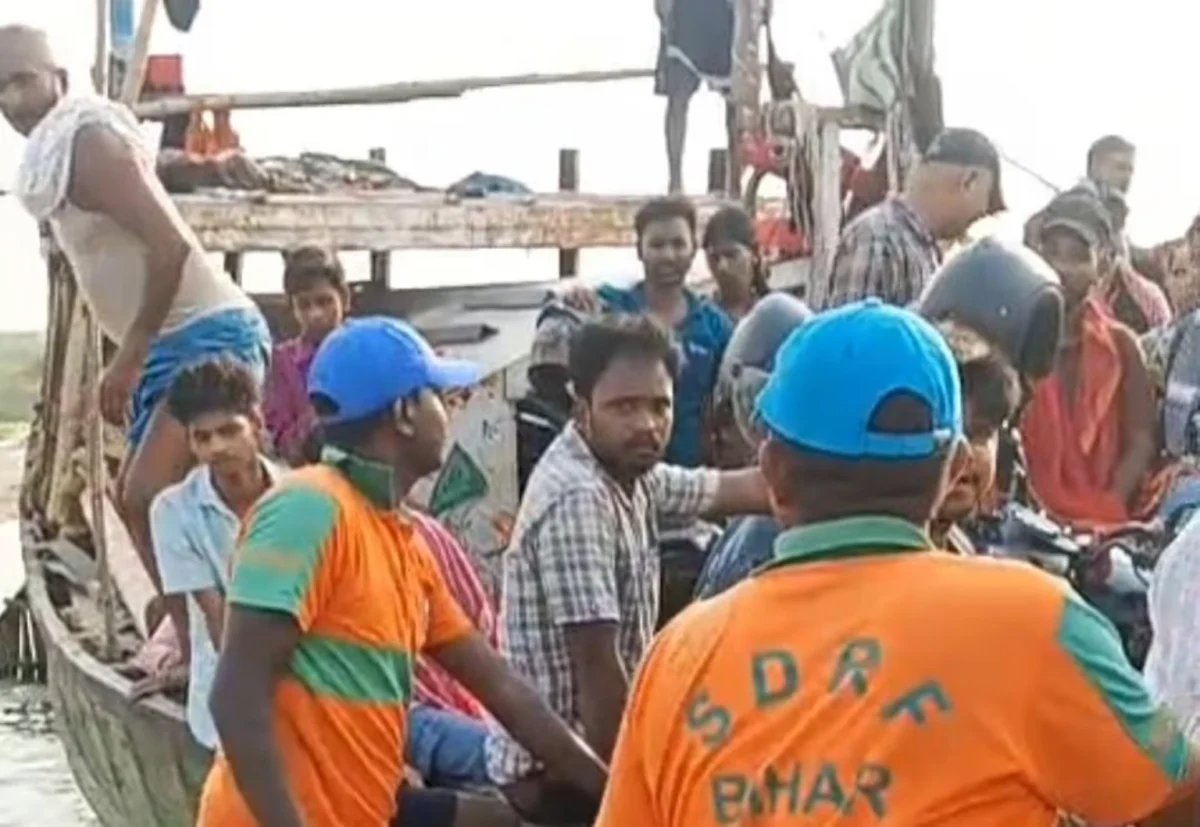 गंगा नदी में बड़ा हादसा टला: बीच धारा में नाव में भरने लगा पानी, SDRF ने 54 यात्रियों और 8 बाइक को सुरक्षित निकाला 1 गंगा नदी में बड़ा हादसा टला: बीच धारा में नाव में भरने लगा पानी, SDRF ने 54 यात्रियों और 8 बाइक को सुरक्षित निकाला