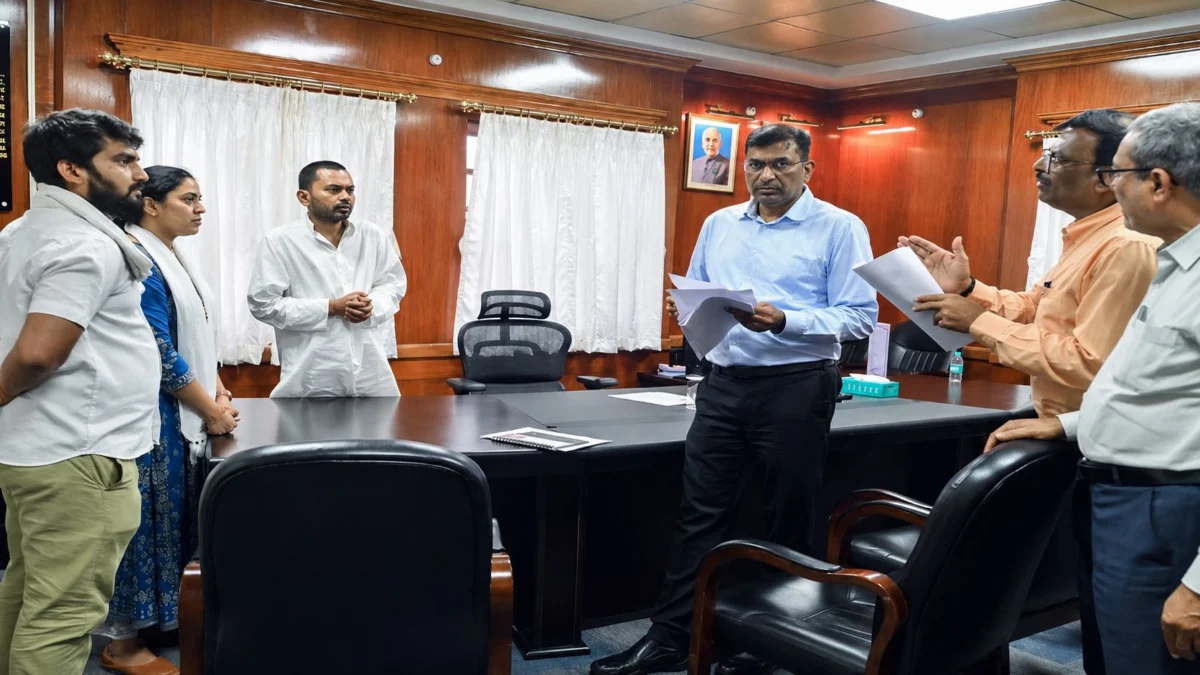 बिहार के सरकारी अस्पतालों में बड़ा सुधार अभियान शुरू, डॉक्टरों की हाजिरी से इलाज तक हर व्यवस्था पर होगी डिजिटल निगरानी 1 बिहार के सरकारी अस्पतालों में बड़ा सुधार अभियान शुरू, डॉक्टरों की हाजिरी से इलाज तक हर व्यवस्था पर होगी डिजिटल निगरानी