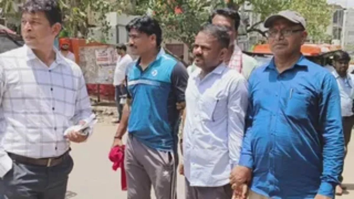 रोहतास में घूस लेते रंगे हाथ पकड़ा गया सिविल सर्जन कार्यालय का प्रधान सहायक, निगरानी टीम की कार्रवाई से मचा हड़कंप 1 रोहतास में घूस लेते रंगे हाथ पकड़ा गया सिविल सर्जन कार्यालय का प्रधान सहायक, निगरानी टीम की कार्रवाई से मचा हड़कंप