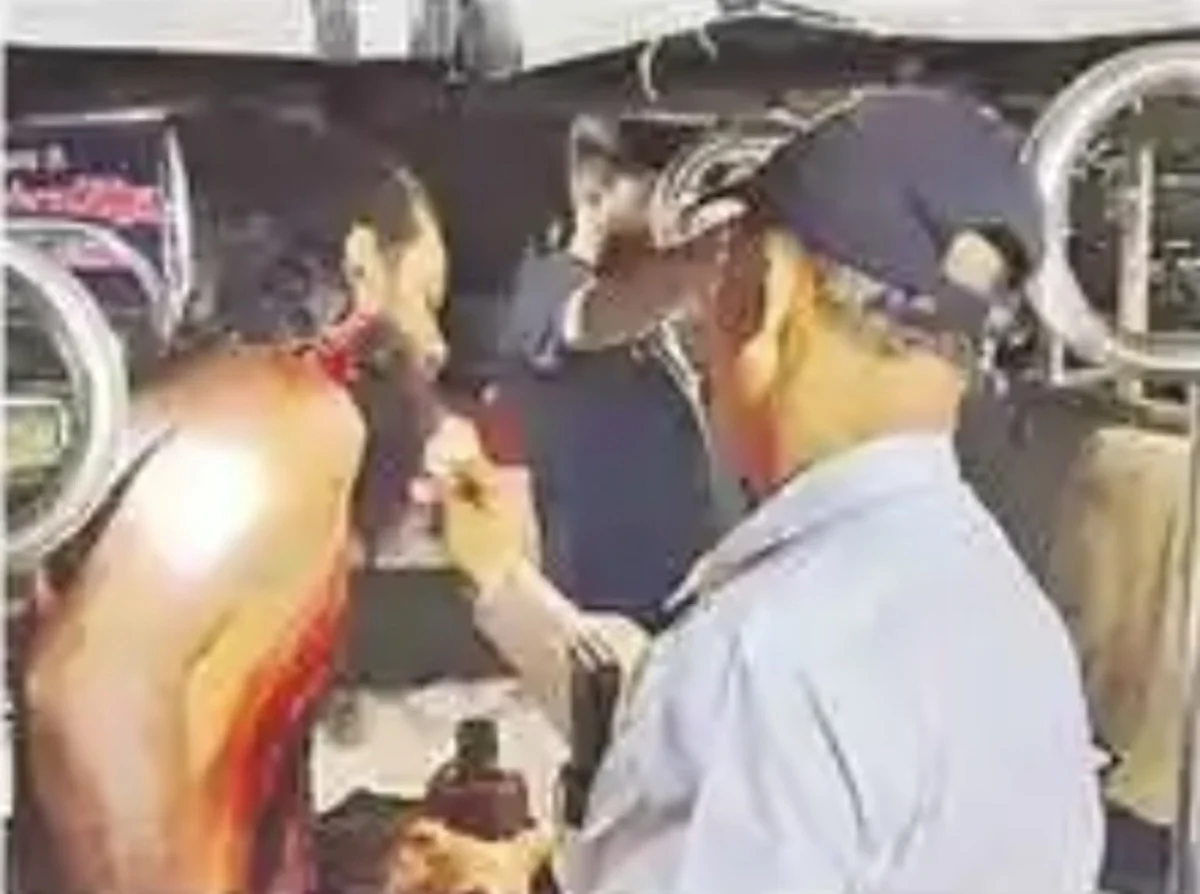 भागलपुर में प्रेम प्रसंग को लेकर खूनी संग्राम: प्रेमिका से मिलने पहुंचे शादीशुदा प्रेमी की दो पक्षों में जमकर धुनाई, खुद के गले पर ब्लेड मारकर हुआ लहूलुहान