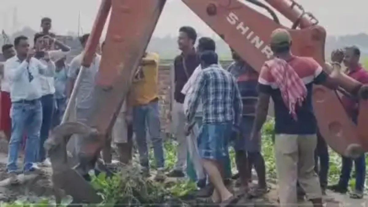 कटिहार में नाला निर्माण को लेकर किसानों का बड़ा विरोध, नगर निगम की टीम को घंटों रोका गया 1 कटिहार में नाला निर्माण को लेकर किसानों का बड़ा विरोध, नगर निगम की टीम को घंटों रोका गया