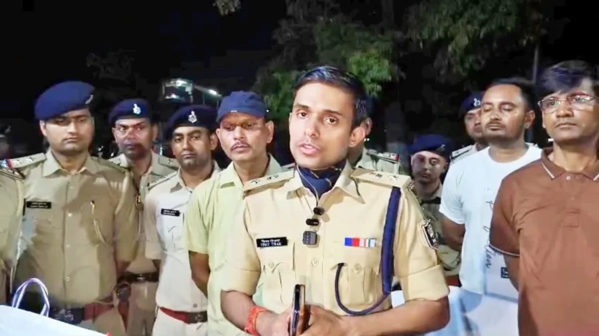 गोपालगंज मूक-बधिर हत्याकांड में बड़ा खुलासा, सगा भाई निकला मास्टरमाइंड; निर्दोषों को जेल भेजने पर थानाध्यक्ष सस्पेंड 1 गोपालगंज मूक-बधिर हत्याकांड में बड़ा खुलासा, सगा भाई निकला मास्टरमाइंड; निर्दोषों को जेल भेजने पर थानाध्यक्ष सस्पेंड
