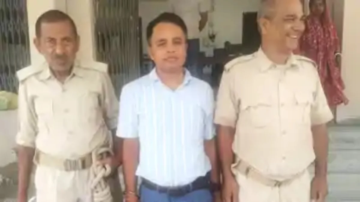मोतिहारी में करोड़ों के सरकारी फंड घोटाले का खुलासा, 18 लाख गबन के आरोप में बैंक मैनेजर गिरफ्तार 1 मोतिहारी में करोड़ों के सरकारी फंड घोटाले का खुलासा, 18 लाख गबन के आरोप में बैंक मैनेजर गिरफ्तार