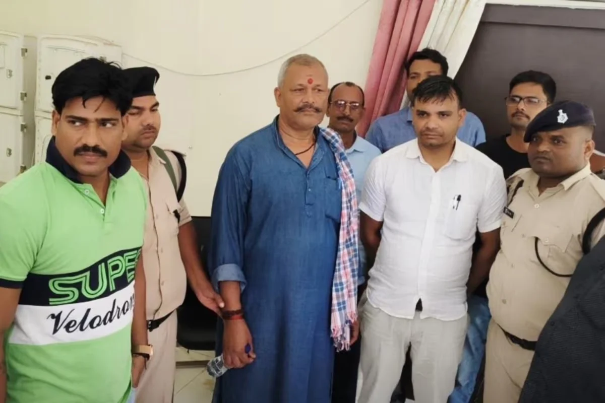 बेगूसराय डीटीओ कार्यालय में निगरानी का बड़ा एक्शन: रिश्वत लेते क्लर्क और कथित दलाल रंगे हाथ गिरफ्तार, परिवहन विभाग में मचा हड़कंप