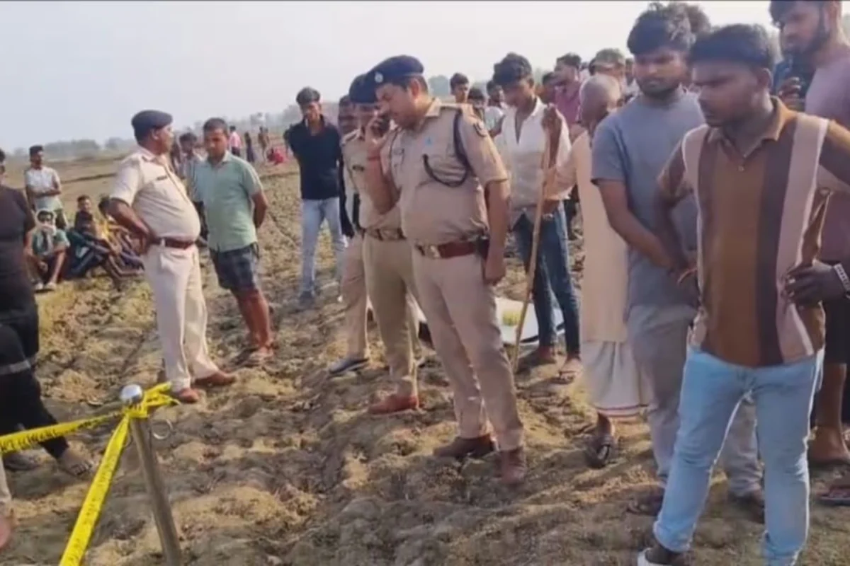 कैमूर में खेत से बरामद हुआ अज्ञात व्यक्ति का शव, हत्या कर फेंके जाने की आशंका से इलाके में दहशत 1 कैमूर में खेत से बरामद हुआ अज्ञात व्यक्ति का शव, हत्या कर फेंके जाने की आशंका से इलाके में दहशत