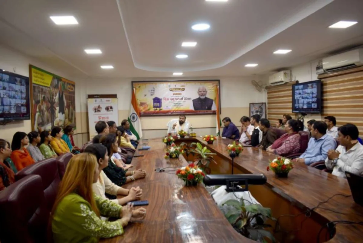 वर्चुअल माध्यम से मनाया गया विश्व मधुमक्खी दिवस 2026, केवीआईसी ने ‘स्वीट क्रांति’ को गांव-गांव पहुंचाने का लिया संकल्प 1 वर्चुअल माध्यम से मनाया गया विश्व मधुमक्खी दिवस 2026, केवीआईसी ने ‘स्वीट क्रांति’ को गांव-गांव पहुंचाने का लिया संकल्प