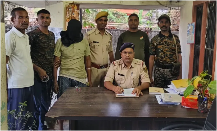 मोहनपुर में स्कूटी चोरी करते रंगे हाथ पकड़ा गया चोर, ग्रामीणों की सतर्कता से आरोपी गिरफ्तार