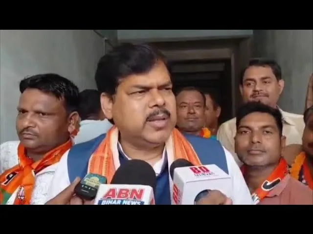 मीडिया से बात करते हुए शिक्षा मंत्री की फिसली जुबान, खुद को बता बैठे स्वास्थ्य मंत्री; वायरल वीडियो पर बिहार में चर्चा तेज 1 मीडिया से बात करते हुए शिक्षा मंत्री की फिसली जुबान, खुद को बता बैठे स्वास्थ्य मंत्री; वायरल वीडियो पर बिहार में चर्चा तेज