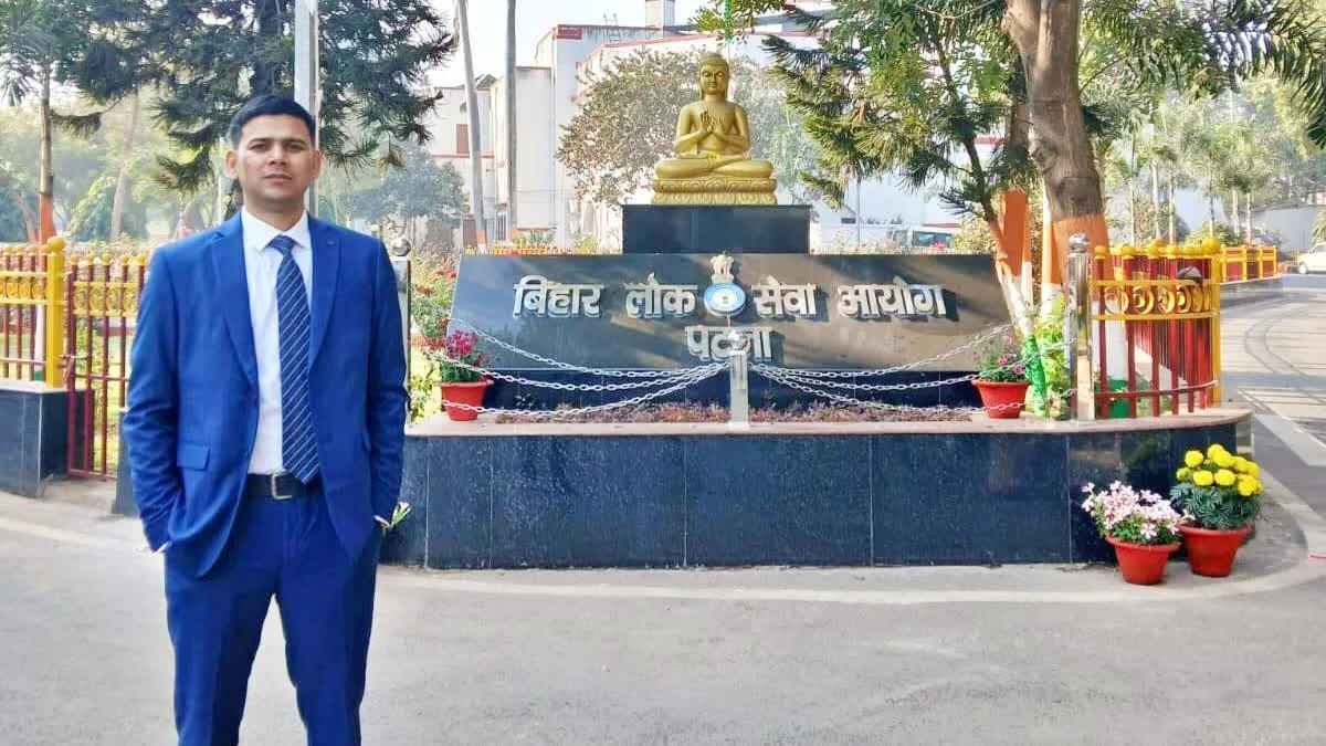 BPSC में रेवेन्यू ऑफिसर बने रजनीश, अब UPSC पास कर बनना चाहते हैं DM