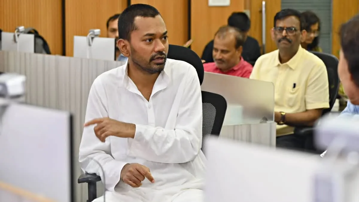 PMCH प्रिंसिपल पर गिरी गाज: स्वास्थ्य मंत्री के निरीक्षण के दौरान गैरहाजिर मिलने पर पद से हटाए गए डॉ. नरेंद्र प्रताप सिंह