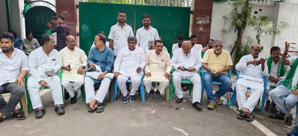 सरकारी आवास खाली करने के नोटिस के बीच RJD ने संभाला मोर्चा, 24 घंटे तैनात किए कार्यकर्ता