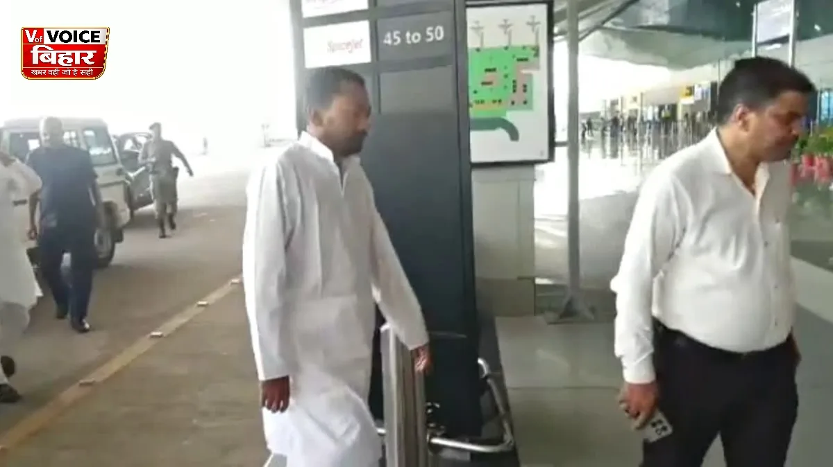 मुजफ्फरपुर अग्निकांड पर सवालों के बीच दिल्ली रवाना हुए स्वास्थ्य मंत्री, एयरपोर्ट पर मीडिया से बनाई दूरी